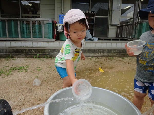 泥んこ遊びをしている子ども (2)