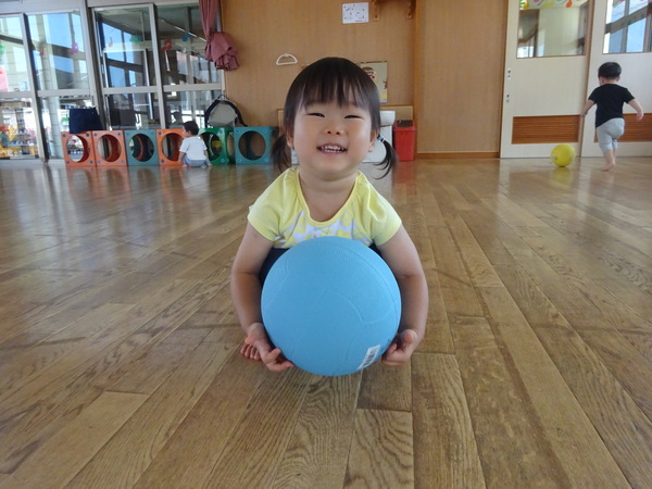 ボール遊びをしている子ども (1)