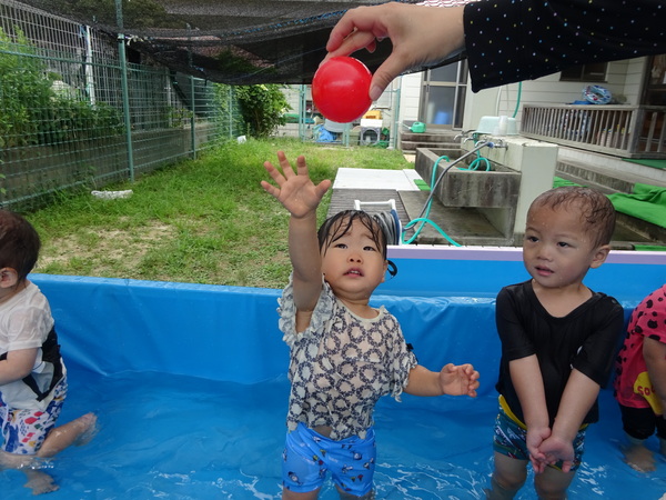 プールを楽しむ子ども (7)