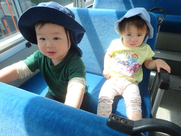 バスに乗っている子ども (3)