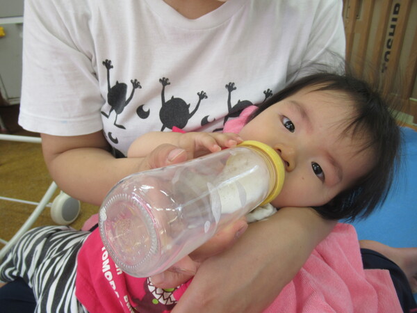 男の子　ミルクを飲んでいる
