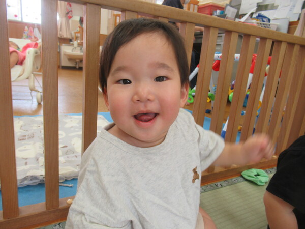 男の子　拍手している