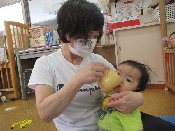 お茶を飲む子ども