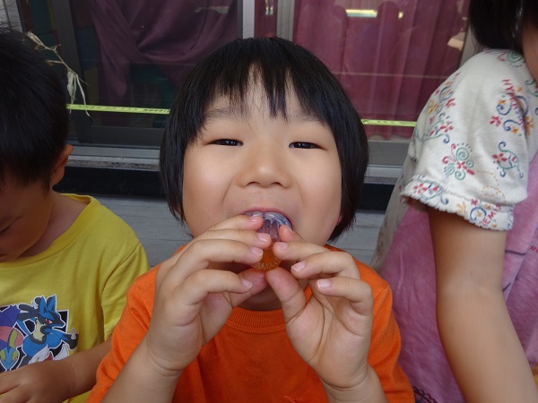 ゼリーを食べる様子