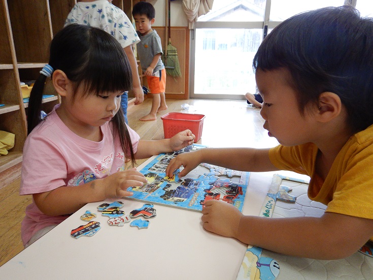 パズルで遊ぶ女の子と男の子