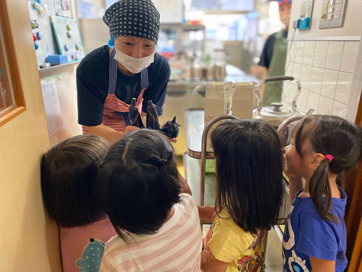 調理さんへ茄子を渡す様子