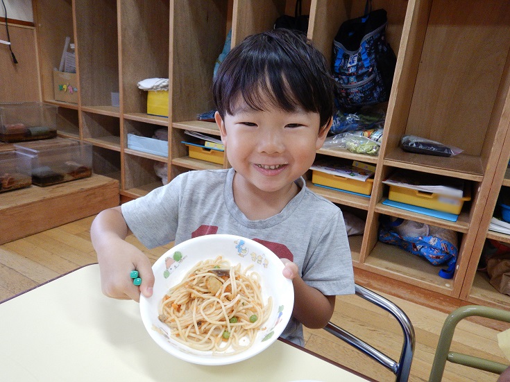 茄子を食べる子ども