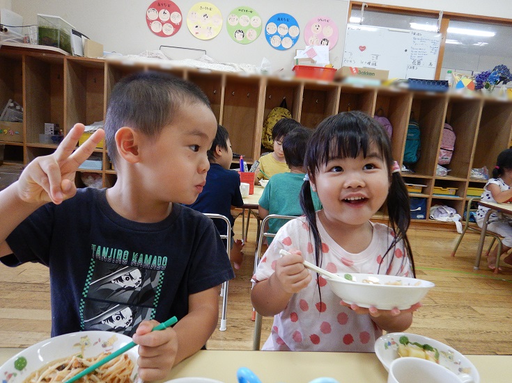 給食を食べる子ども