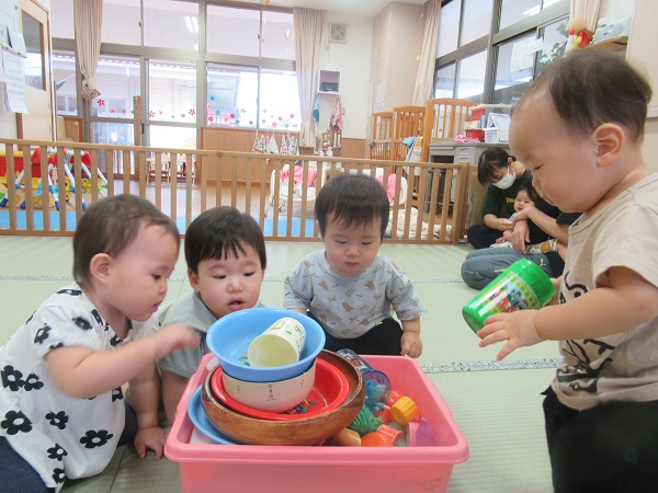 子どもたちがおもちゃを選んでいる