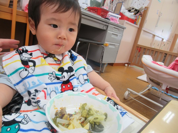 男の子　食事をしている