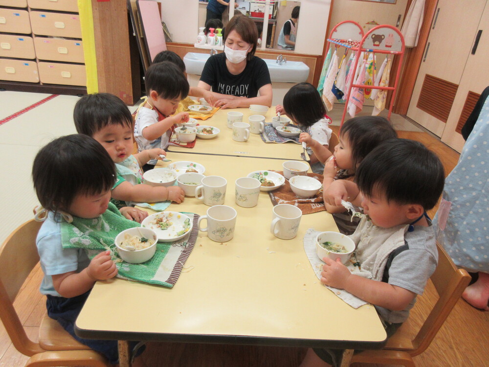 給食を食べる