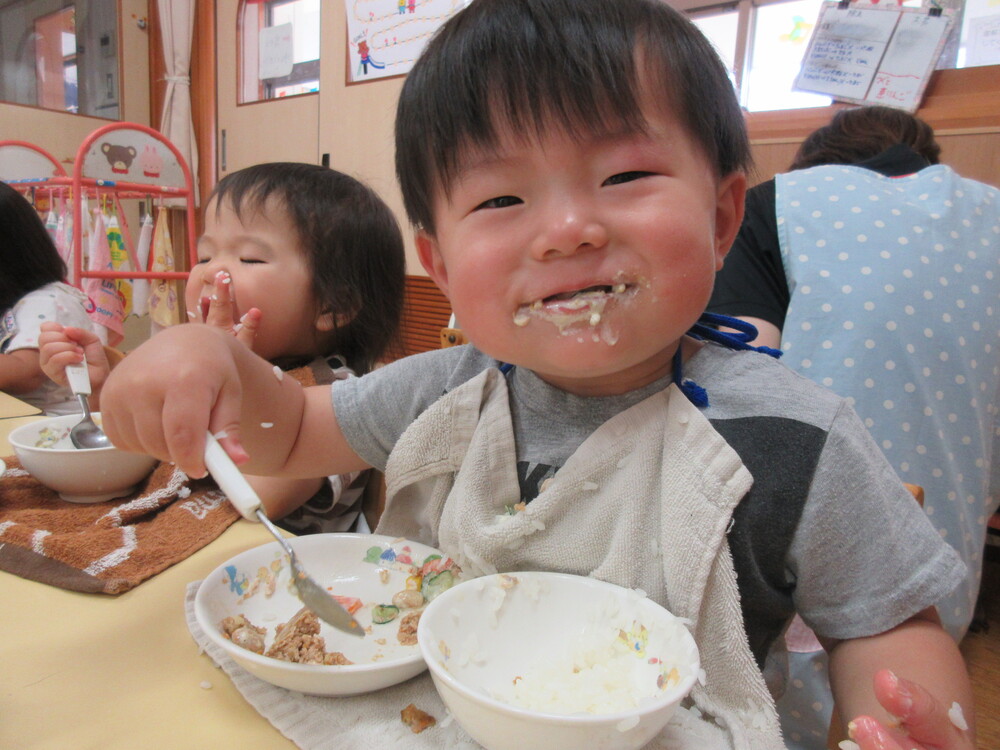 給食を食べる