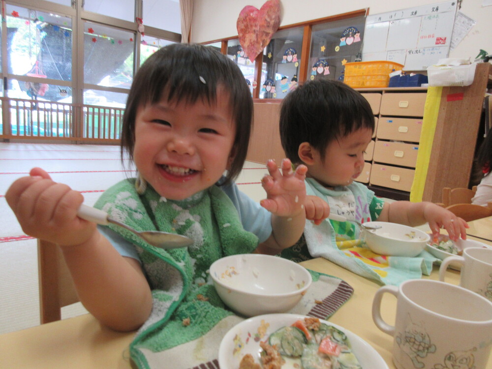 給食を食べる