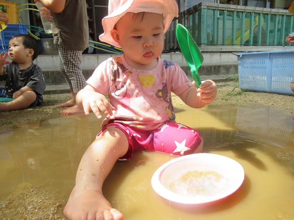 女の子が水遊びをしている