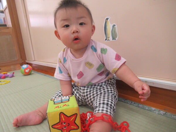 女の子がブロックで遊んでいる
