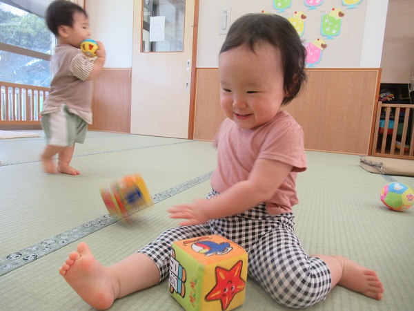 女の子がおもちゃで遊んでいる