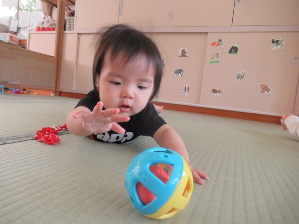 男の子がボール遊びをしている