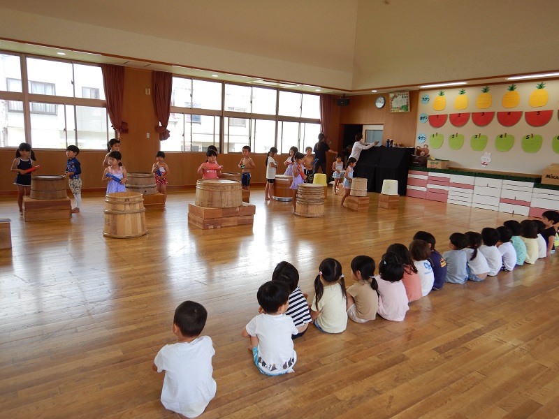 樽太鼓を見る子どもたち