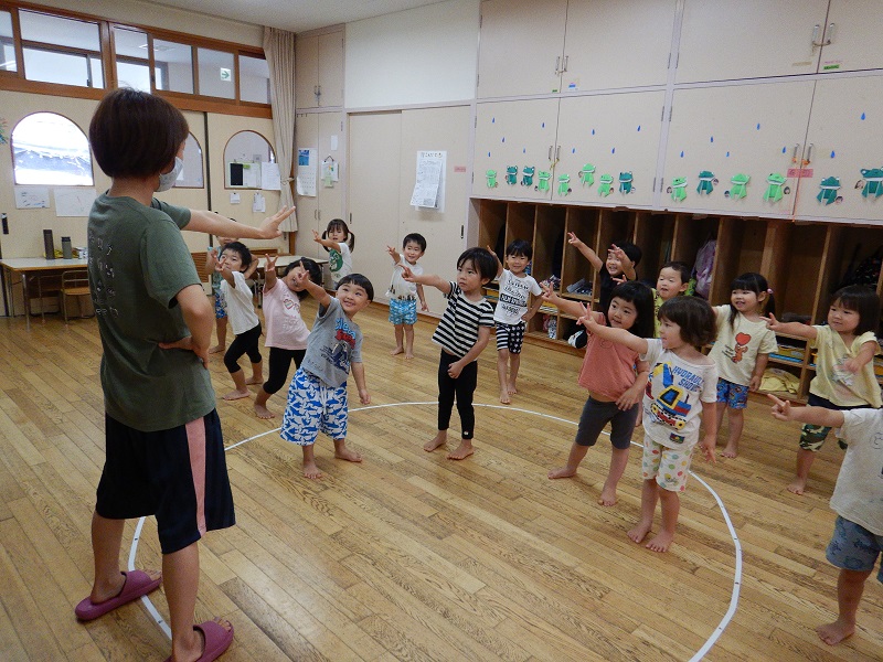 ダンスを踊る子どもたち