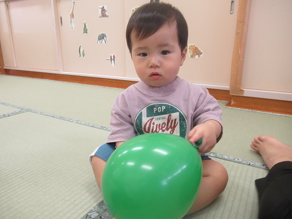 風船を持つ