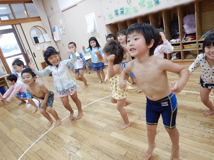 ダンスを踊る子ども