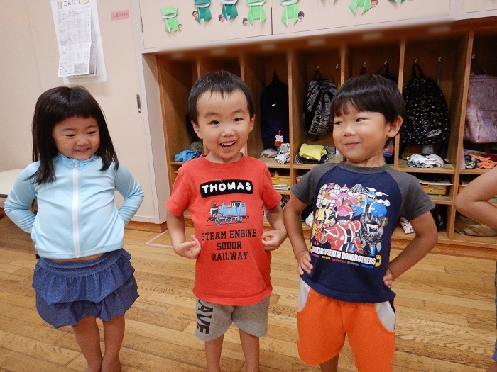 ダンスを踊る子どもたち