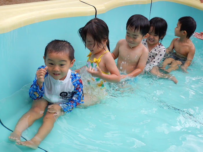 水をかける子ども