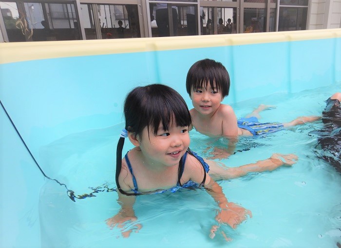 ワニ歩きをする女の子