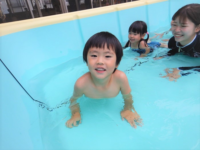 ワニ歩きをする男の子