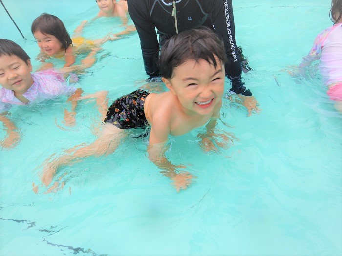 ワニ歩きをする男の子
