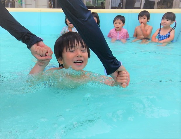 泳ぐ男の子