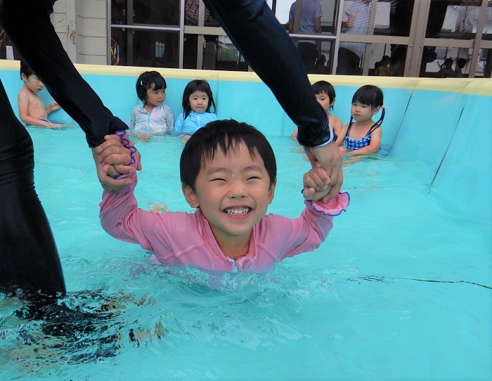泳ぐ男の子