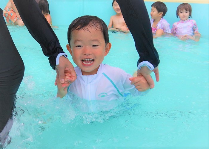 泳ぐ男の子
