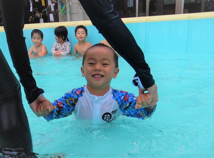 泳ぐ男の子