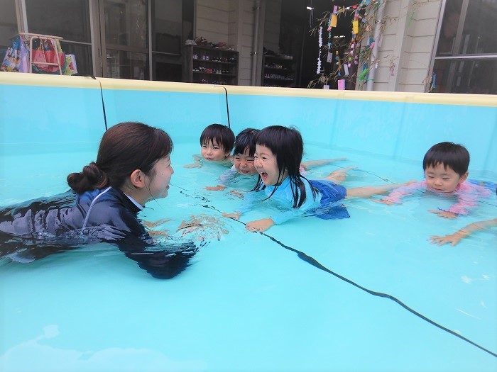 顔つけをする子ども達