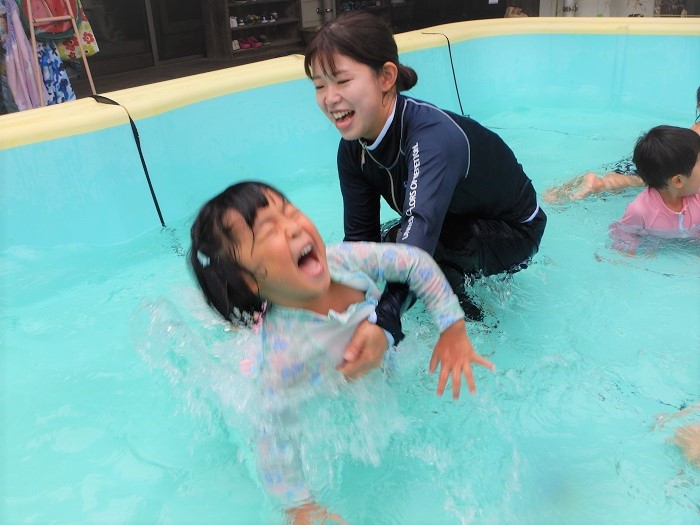 プールで遊ぶ女の子