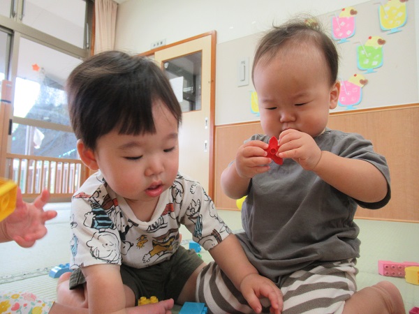 レゴブロックで遊ぶ