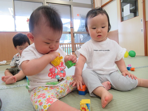 レゴブロックで遊ぶ