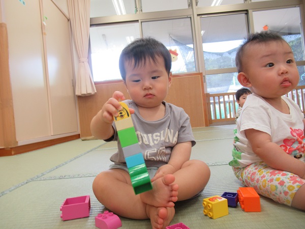 レゴブロックで遊ぶ