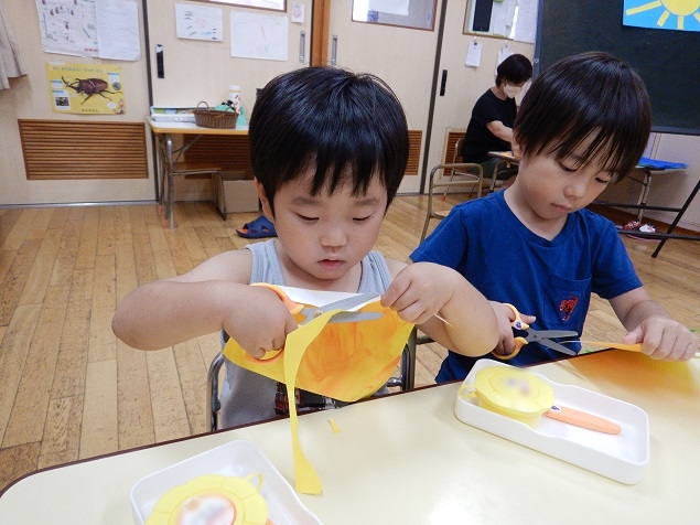 丸を切る男の子