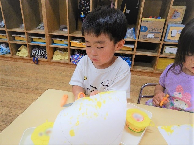 丸を切る男の子