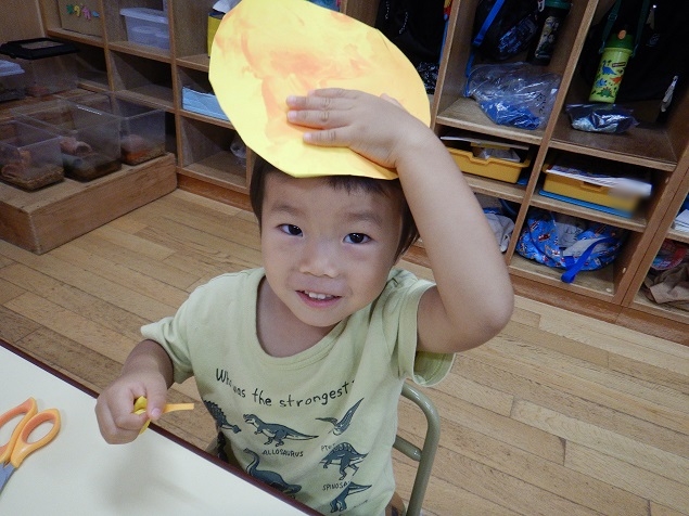 丸を切った男の子