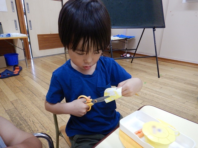 直線切りをする男の子