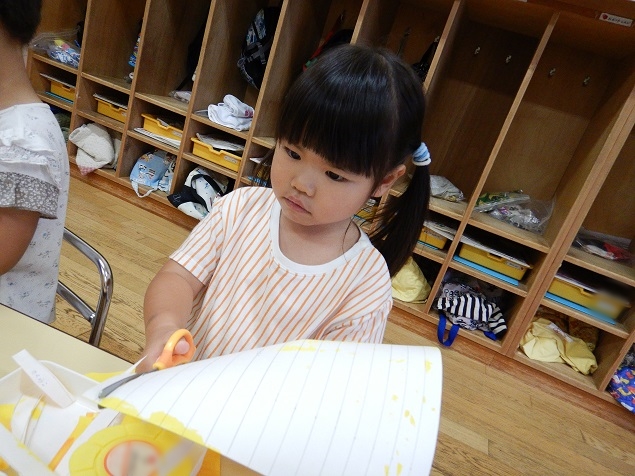 直線切りをする女の子