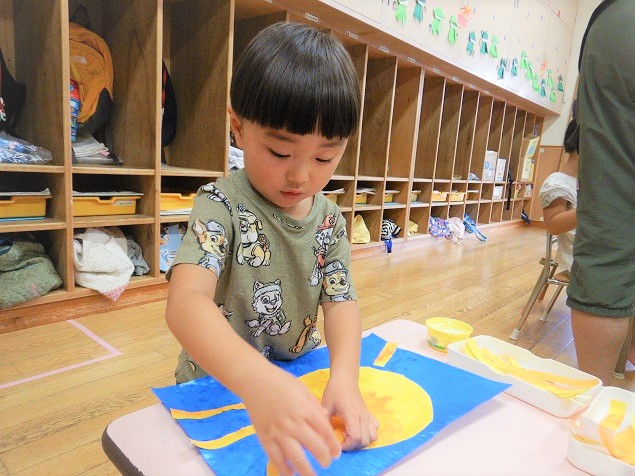 糊で貼る子ども