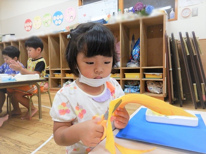 製作をする女の子