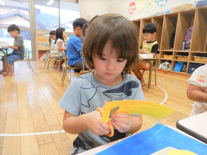 ハサミで製作をする女の子