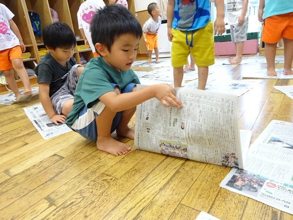 新聞を折っている男の子１