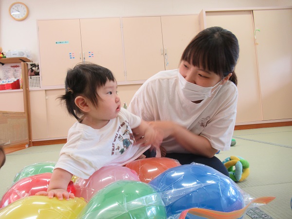 男の子が風船に乗る
