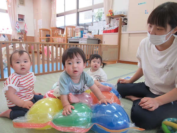 男の子が風船に座る